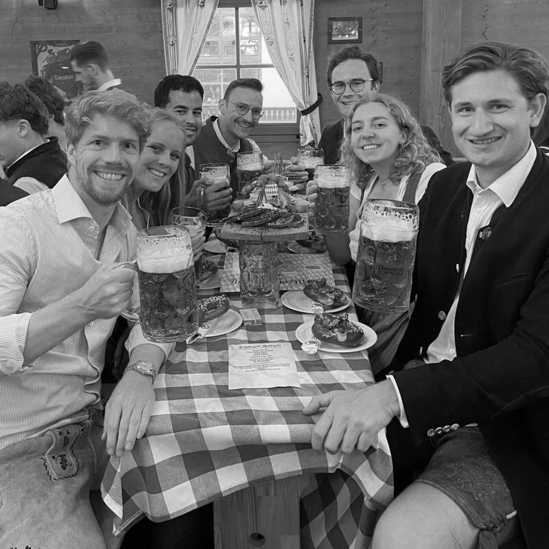 This month, our team event took us to the Wiesn! 🥨🍻🎢